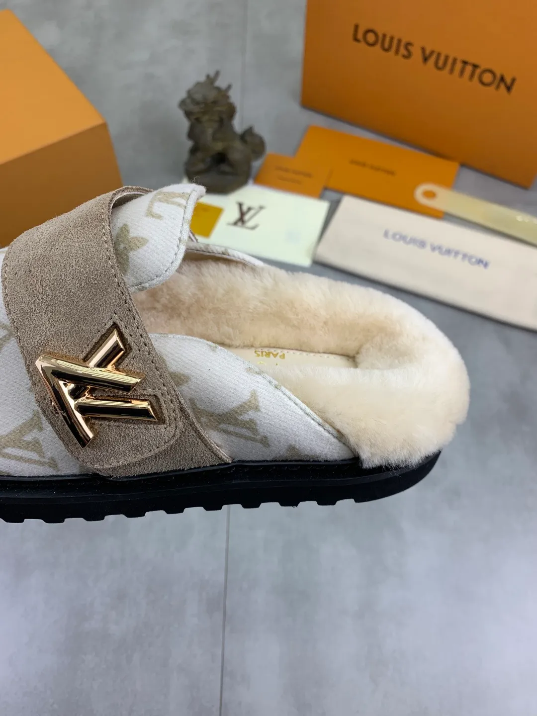 Men's Men's Shoes P480 New Couple Style LV Louis Vuitton L Family Donkey Brand Latest Easy Series Birkenstock Baotou Thick Sole Wool Slippers Sandals Original purchase, development and production This LV Easy sandal is made of suede cow leather, with Monogram pattern to highlight the trendy style. Adjustable straps with illuminated LV letters, flexible insoles and micro outsoles provide a light and comfortable experience. Exquisite packaging at the delivery counter 🛍📦 ▪️Fabric: Original custom imported first-layer cowhide ▪️Inner lining: Original customized warm wool lining ▪️Outsole: Original open-molded rubber foam material ▪️Sole thickness: 4CM ▪️Size: Men and women 35-45
